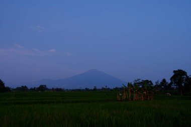 Ciremai dağının manzarası Kuningan Batı Java 'da bir gün
