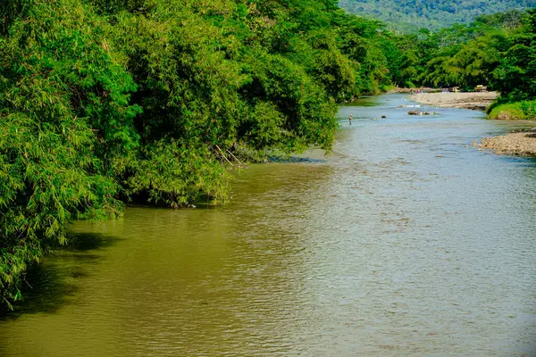 Suyu sessizce akan bir nehrin portresi. 