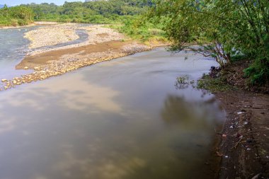 Gün boyunca sakin suyla nehir manzarası 