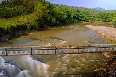 Nehir suyunun dinginliği ve sükuneti kalbi huzurlu kılar. 