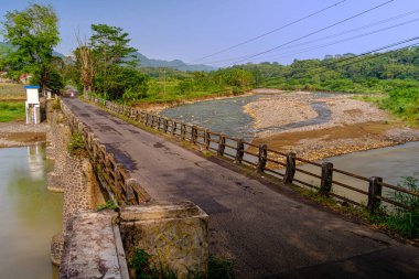 Nehir suyunun dinginliği ve sükuneti kalbi huzurlu kılar. 