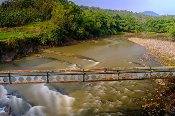 Nehir suyunun dinginliği ve sükuneti kalbi huzurlu kılar. 