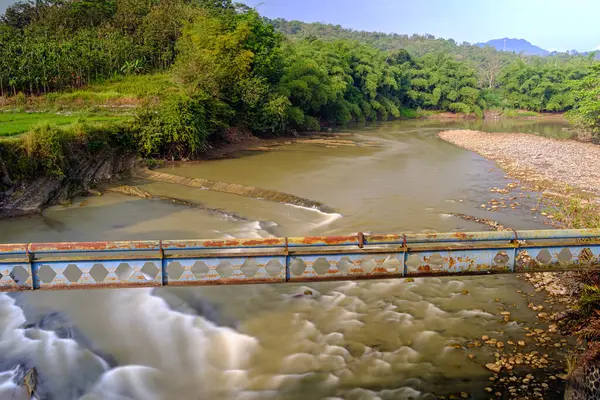 Nehir suyunun dinginliği ve sükuneti kalbi huzurlu kılar. 