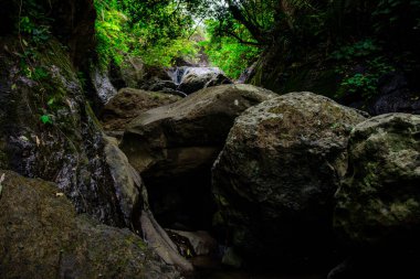 Serin kırsal kesimdeki su kaynaklarından birine bakın