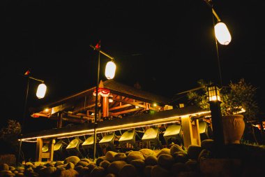 Geceleri kafe avlusunun atmosferi