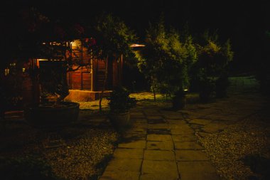 Geceleri kafe avlusunun atmosferi