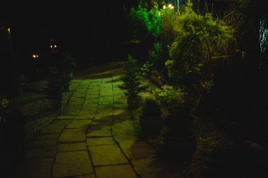 Geceleri kafe avlusunun atmosferi