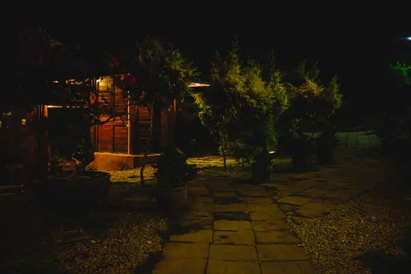 Geceleri kafe avlusunun atmosferi