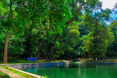 Kuningan şehirlerinden birinde su turizminin portresi