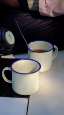 Küçük bardakta sade kahve yapmak.