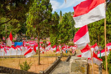 Kuningan 'daki tarihi binalardan birinde kırmızı ve beyaz bayrak dalgalanıyor.