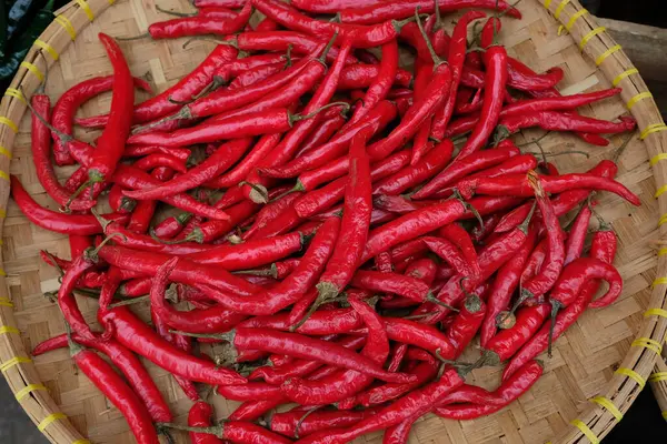 Geleneksel pazarlarda satılan acı biberler