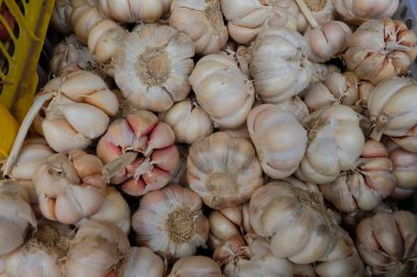 Geleneksel pazarlarda soğan alınıp satılıyor