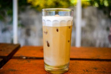 Bir kafede servis edilen soğuk bir kapuçino.