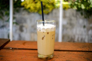 Bir kafede servis edilen soğuk bir kapuçino.