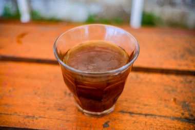 İçmeye hazır bir fincan sade kahve.