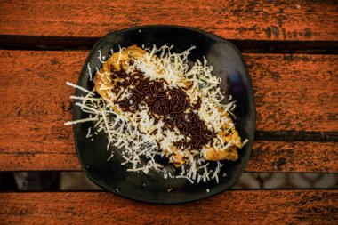 Peynirle kaplanmış ızgara muz.