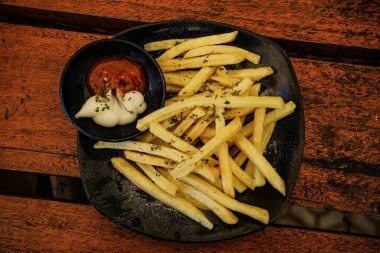 Bir kafede servis edilen lezzetli patates kızartması.