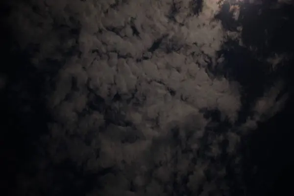 Gökyüzü hafif bulutlu.