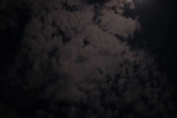 Gökyüzü hafif bulutlu.