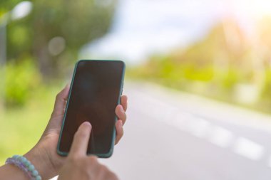 Kadın yol ve araba geçmişinde el yapımı telefon kullanıyor.. 