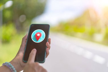 Kadın, yolda ve arabada GPS 'i olan bir yer bulmak için akıllı telefon kullanıyor..