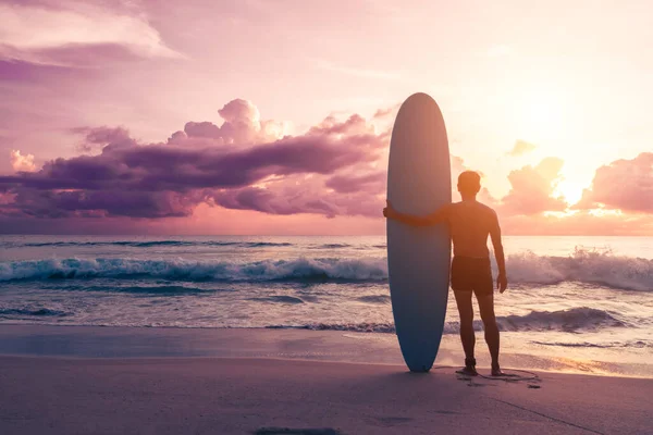 Giovane Uomo Con Tavola Surf Tramonto Estate Tropicale Spiaggia Sfondo — Foto Stock