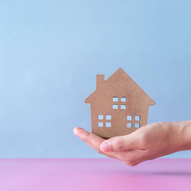 El ele tutuşan genç bir kadın model, arka plan kopyası. İş kirası, satın alma veya kredi kavramı.