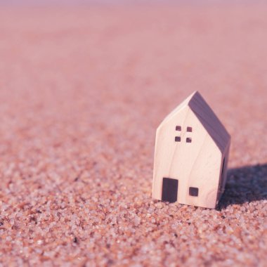 Ev modeli doğa arka planında kopya alanı. İş kirası veya kredi kavramı.