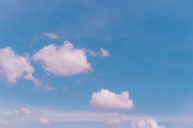 Kopya alanı arkaplanı beyaz bulutlu mavi gökyüzü.