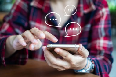 Genç kadın sohbet ve iletişim sosyal medya simgeleri ile akıllı telefon kullanıyor.