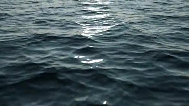 太陽の青空に閉じられた海の波の4K映像 — ストック動画