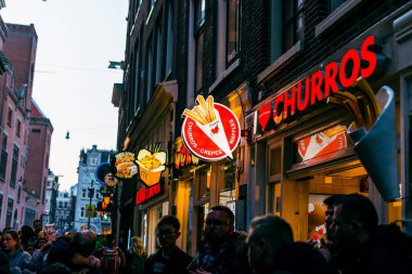 8 Nisan 2023: Amsterdam, Hollanda sokakları Pedestri ile