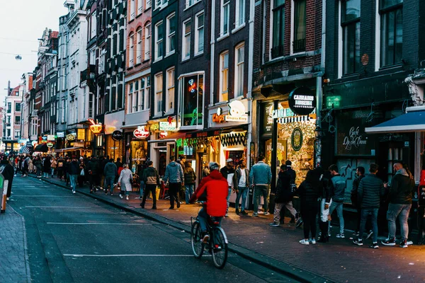 Gyalogosok Utcai Élet Amszterdamban Jogdíjmentes Stock Képek