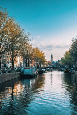8 Nisan 2023: Hollanda, Amsterdam 'da canlı yaşam tarzına sahip kanallar ve sokaklar. Tonu ayarlanmış resim.