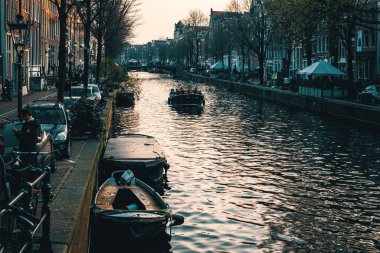 8 Nisan 2023: Hollanda, Amsterdam 'da canlı yaşam tarzına sahip kanallar ve sokaklar. Tonu ayarlanmış resim.