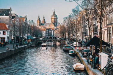 8 Nisan 2023: Hollanda, Amsterdam 'da canlı yaşam tarzına sahip kanallar ve sokaklar. Tonu ayarlanmış resim.