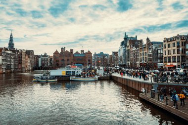 8 Nisan 2023: Hollanda, Amsterdam 'da canlı yaşam tarzına sahip kanallar ve sokaklar. Tonu ayarlanmış resim.