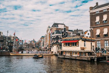 8 Nisan 2023: Hollanda, Amsterdam 'da canlı yaşam tarzına sahip kanallar ve sokaklar. Tonu ayarlanmış resim.