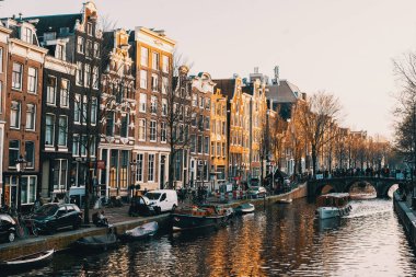 8 Nisan 2023: Hollanda, Amsterdam 'da canlı yaşam tarzına sahip kanallar ve sokaklar. Tonu ayarlanmış resim.