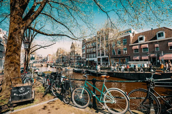 Kwietnia 2023 Kanały Ulice Tętniące Życiem Amsterdamie Holandia Uszkodzony Obraz — Zdjęcie stockowe
