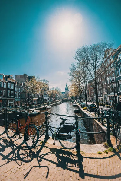 Kwietnia 2023 Kanały Ulice Tętniące Życiem Amsterdamie Holandia Uszkodzony Obraz Obraz Stockowy