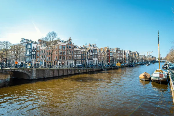 2023年4月8日 荷兰阿姆斯特丹的运河和街道 被投掷的图像 图库图片