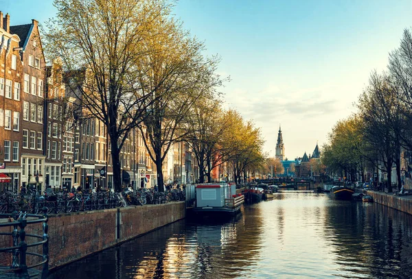 Kwietnia 2023 Kanały Ulice Tętniące Życiem Amsterdamie Holandia Uszkodzony Obraz Zdjęcia Stockowe bez tantiem