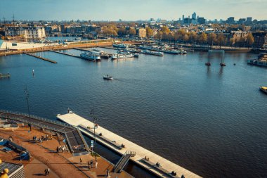 Limanla Amsterdam 'ın panoramik manzarası. Tonu ayarlanmış resim.