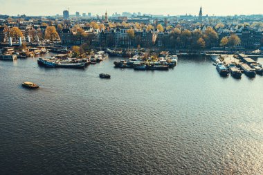 Limanla Amsterdam 'ın panoramik manzarası. Tonu ayarlanmış resim.