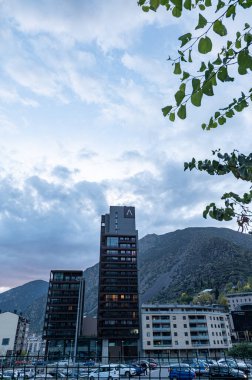 Escaldes - Engordany: 26 Ekim 2022: Escaldes Engordany kilisesinin yeni kuleleri ile panoraması, 2022 sonbaharında.