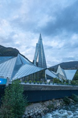 Escaldes - Engordany: 26 Ekim 2022: Andorra 'daki Caldea Termal Merkezi ve 2022 sonbaharındaki Caldea Spor Kompleksi' nin dış manzarası.