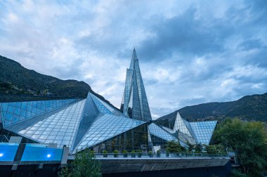 Escaldes - Engordany: 26 Ekim 2022: Andorra 'daki Caldea Termal Merkezi ve 2022 sonbaharındaki Caldea Spor Kompleksi' nin dış manzarası.