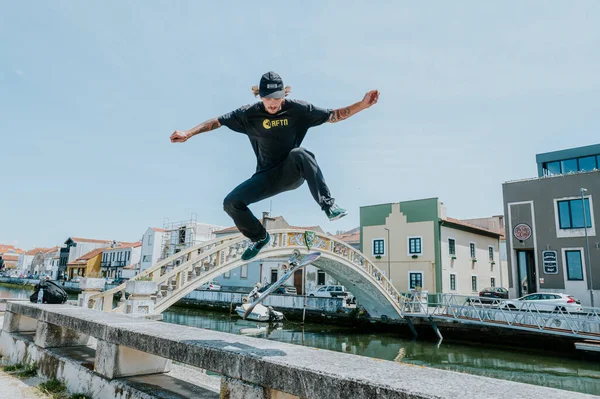 Aveiro Portugal 2022 Maio Homens Fazendo Truques Com Skate Nas — Fotografia de Stock